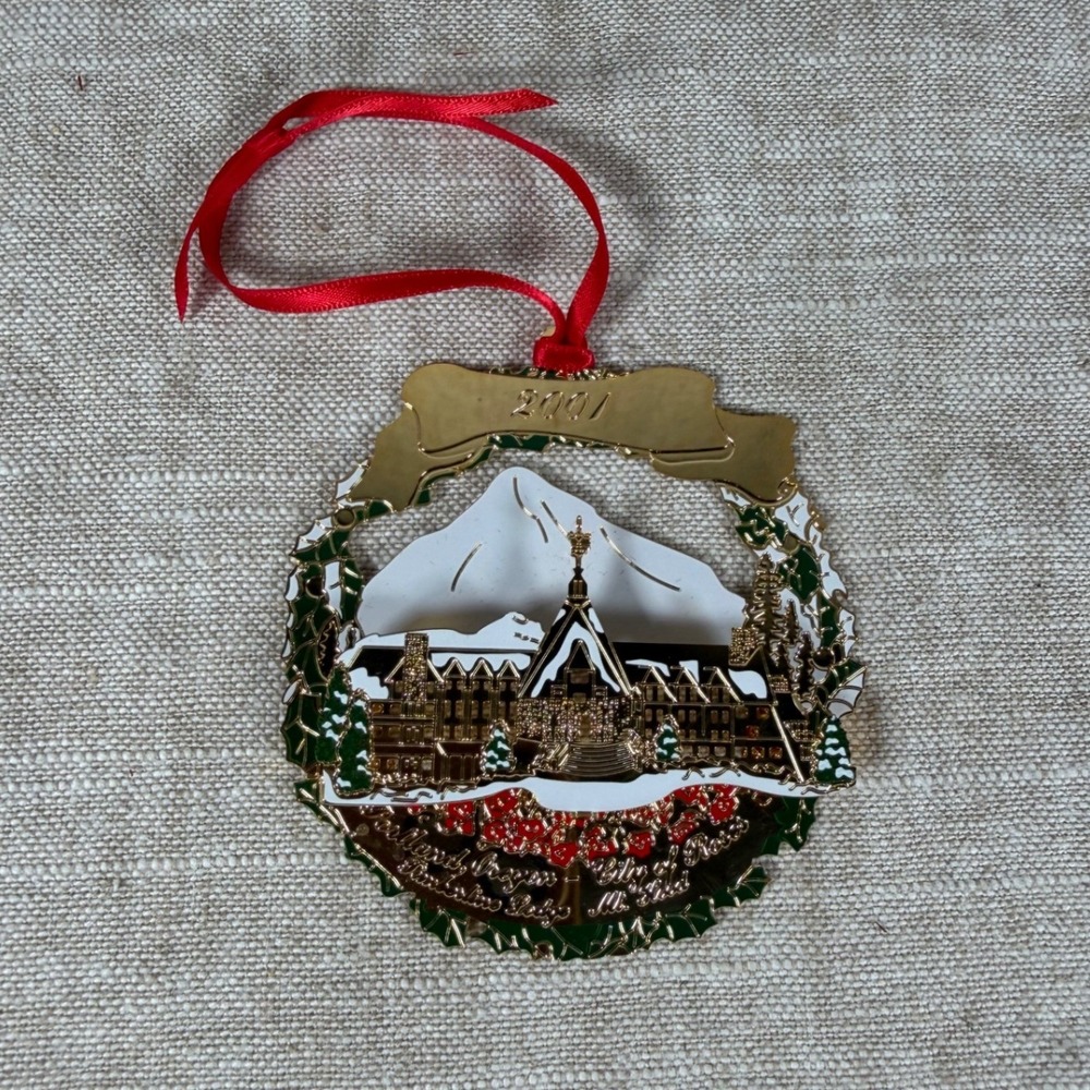 2001 Timberline Lodge Mt Hood Oregon Gold Tone Wreath Ornament